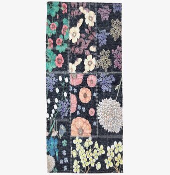 Bild av färgglad matta med blommönster och detaljer
