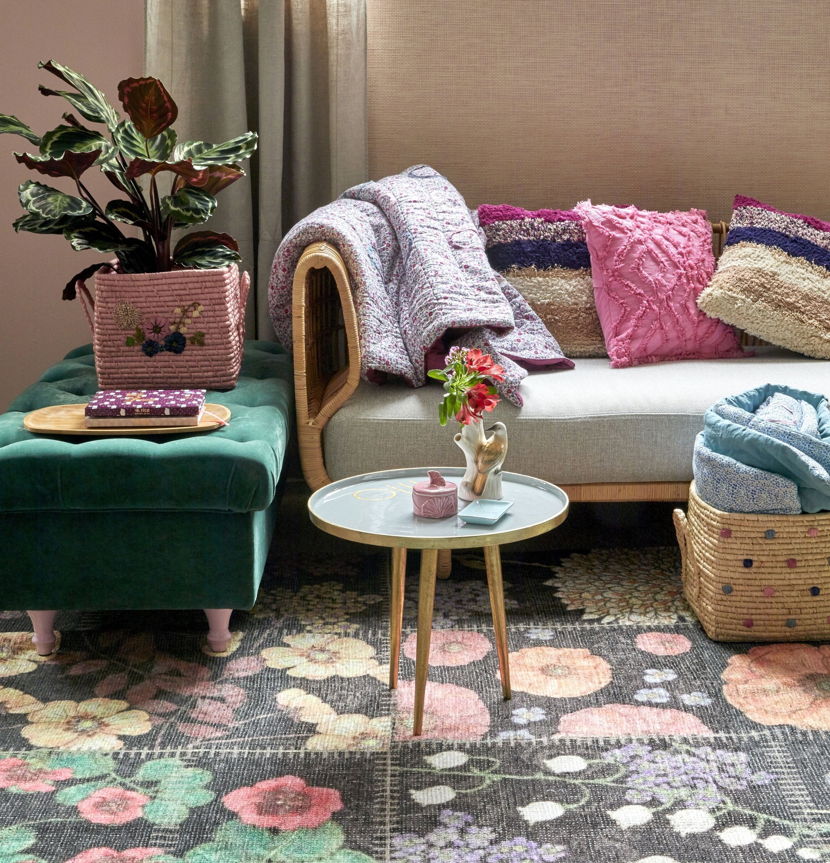 Bomullsfilt Small Flower Print Blue från Rice på beige soffa