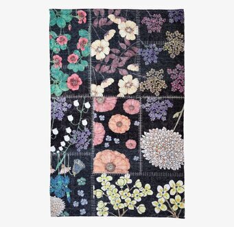 Bild av färgglad matta med blommotiv och patchwork