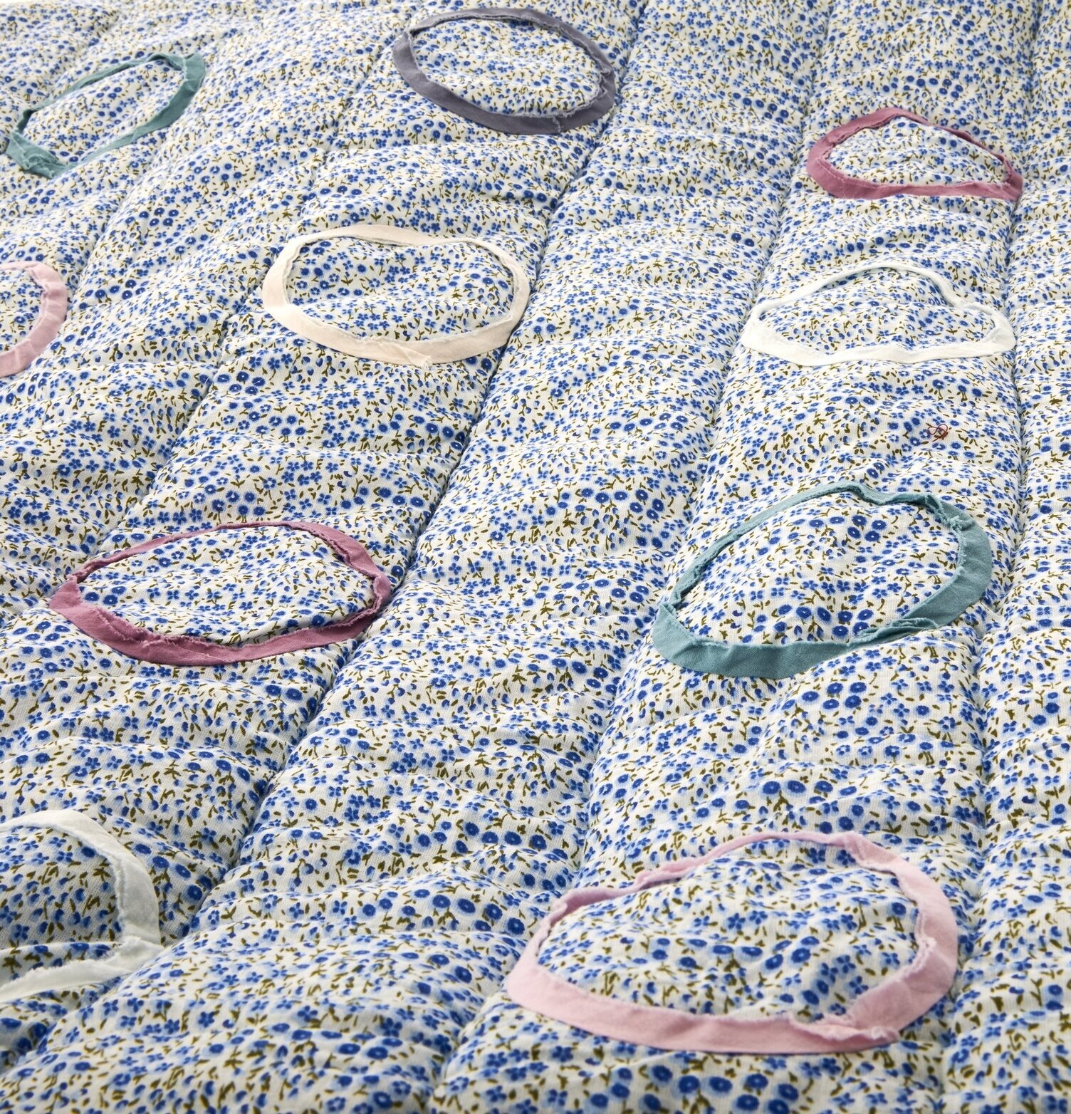 Bomullsfilt Small Flower Print Blue från Rice med blommönster