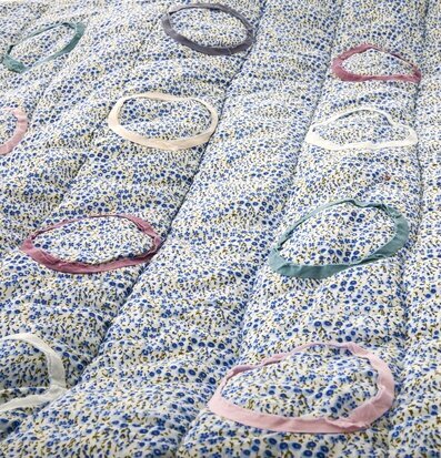 Bild av quiltad bomullsfilt med blommigt mönster