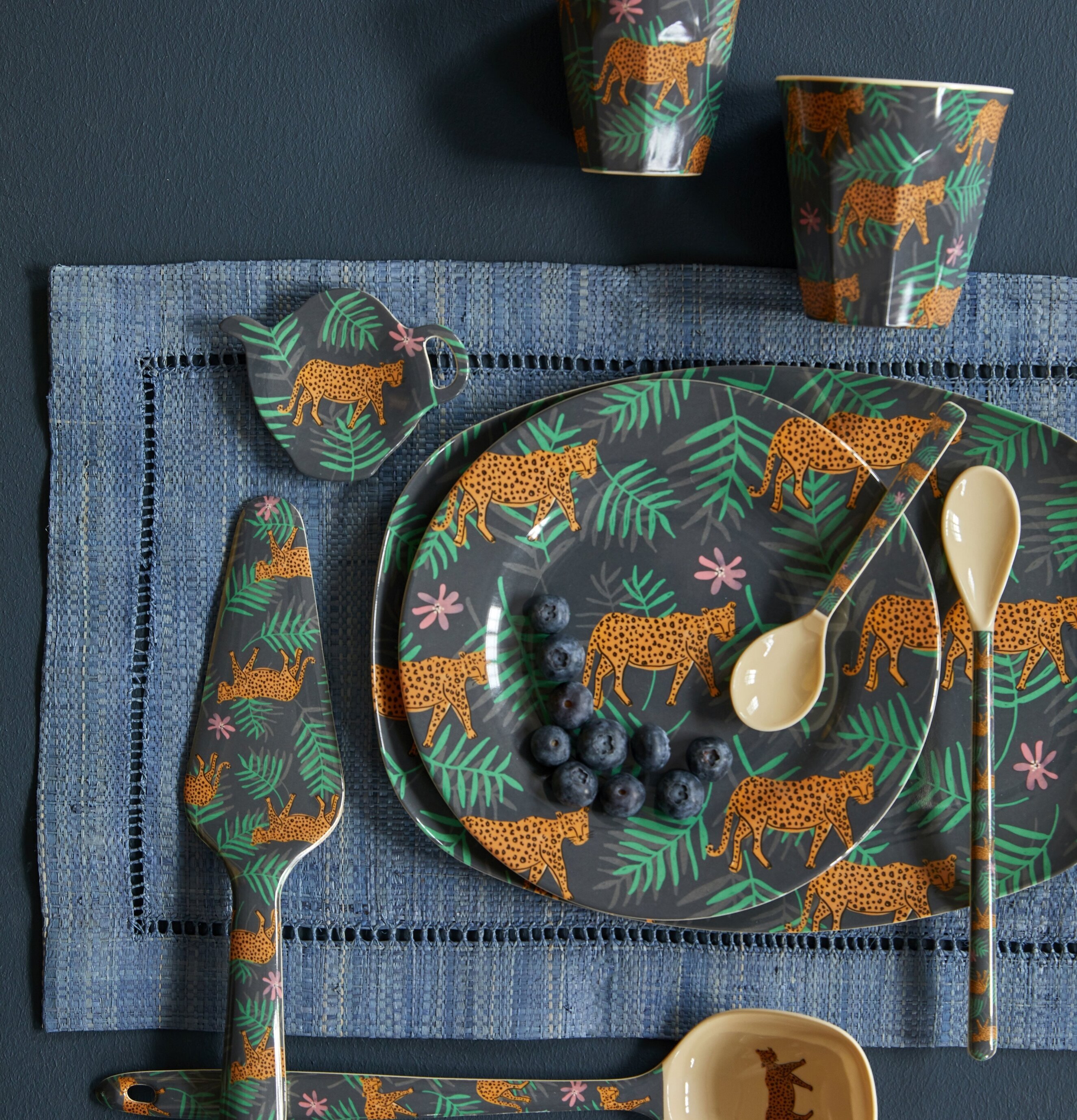 Bild av djärv och livfull servis med leopardmotiv