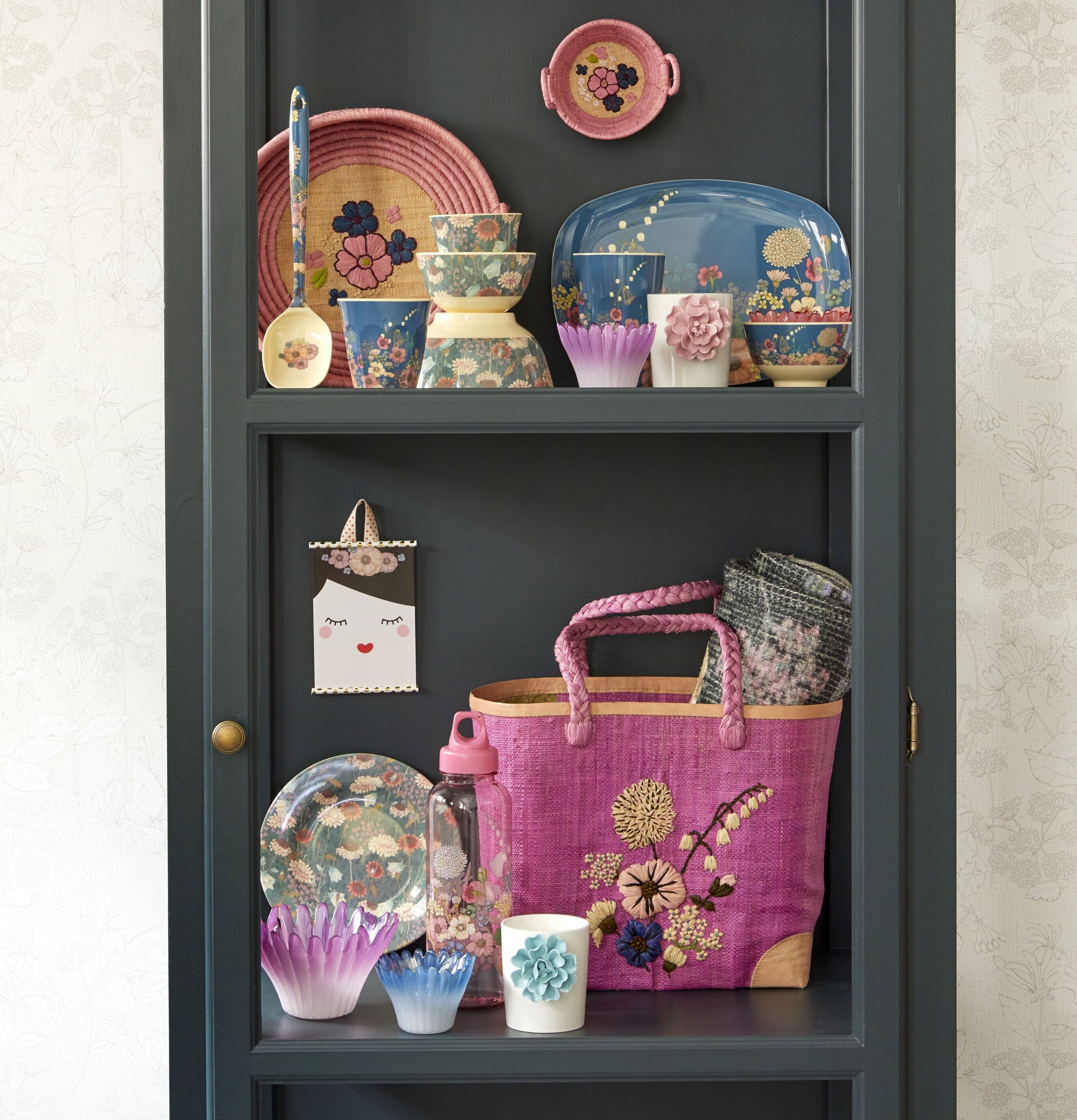 Skål Flower Collage Print från Rice på en färgglad hylla