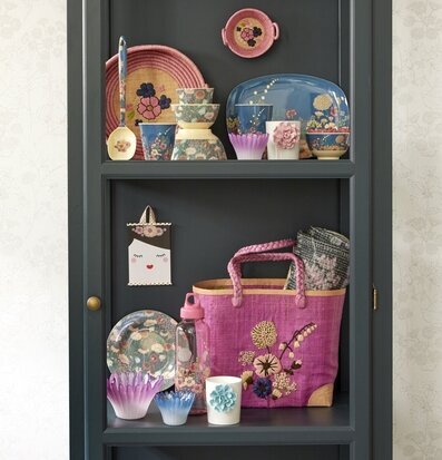 Bild av elegant hylla med livfulla färgglada objekt