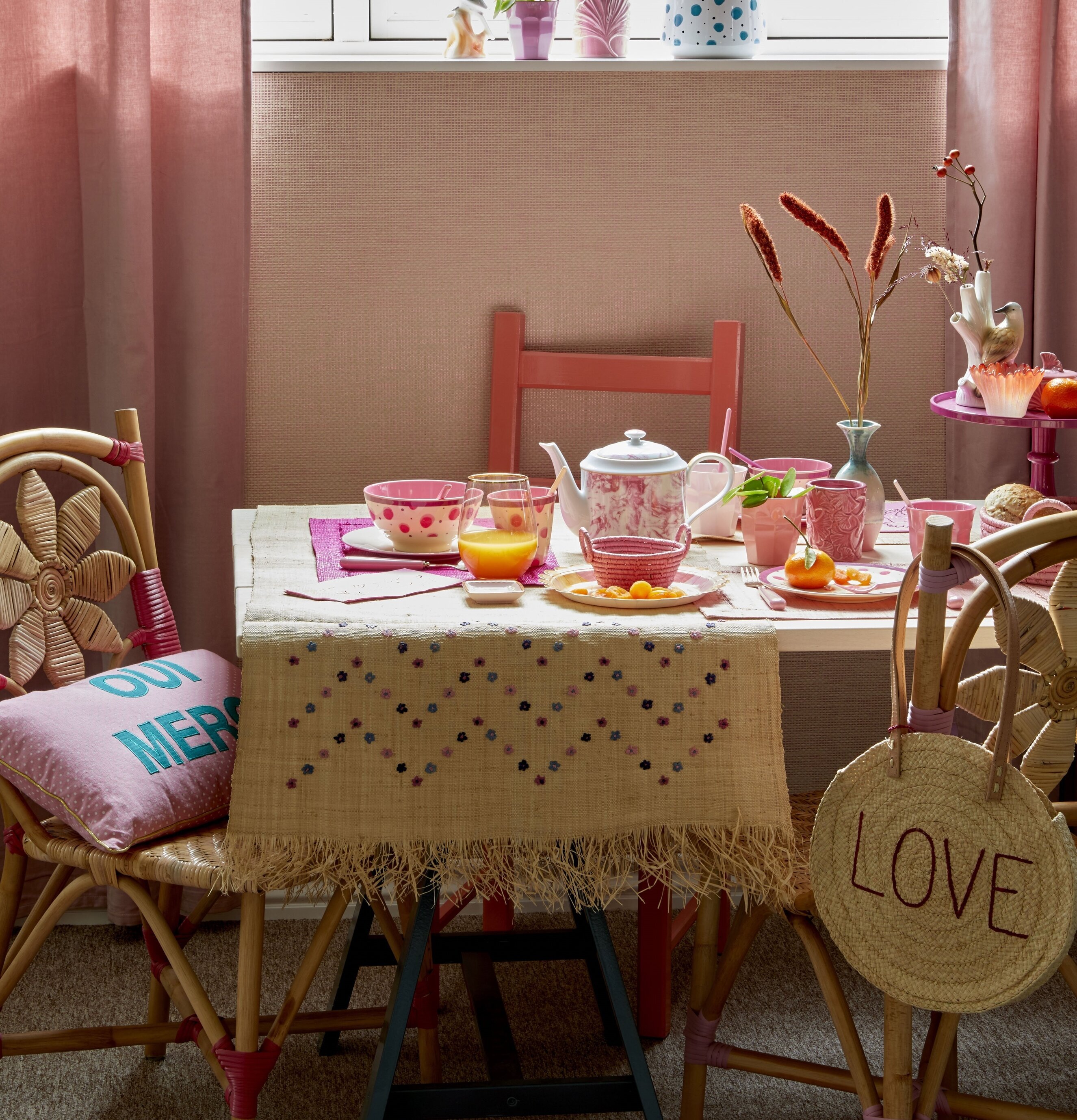 Bordslöpare Flower Embroidery från Rice på dukat matbord