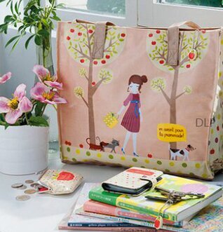 Bild av livfull handväska med kreativa och färgglada motiv