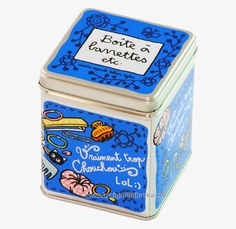 Bild av lekfull blå plåtburk med dekorativa mönster