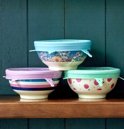 Bild av färgglada skålar med silikonlock i köket