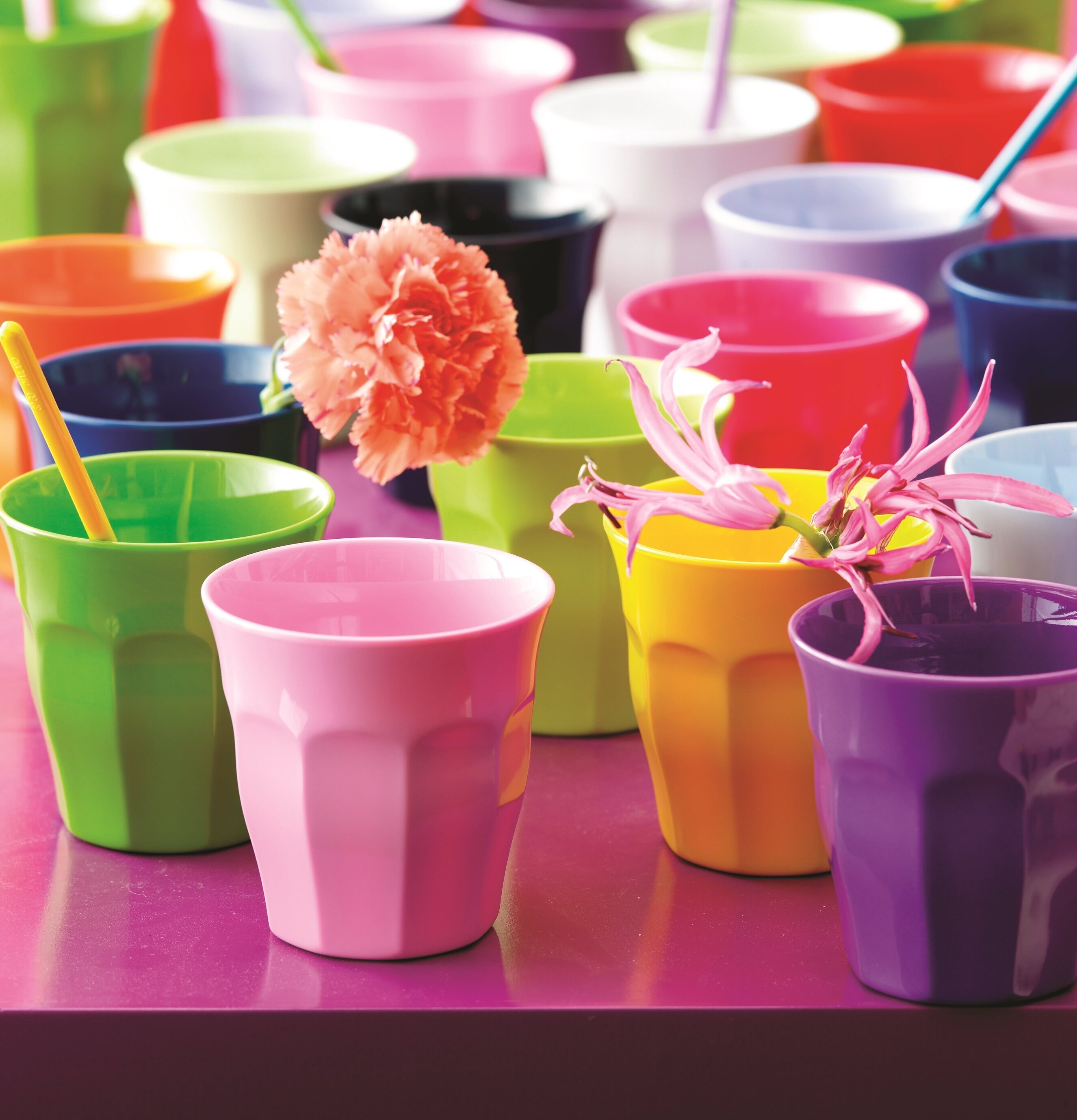 Liten Mugg Petrol från Rice omgiven av färgglada muggar