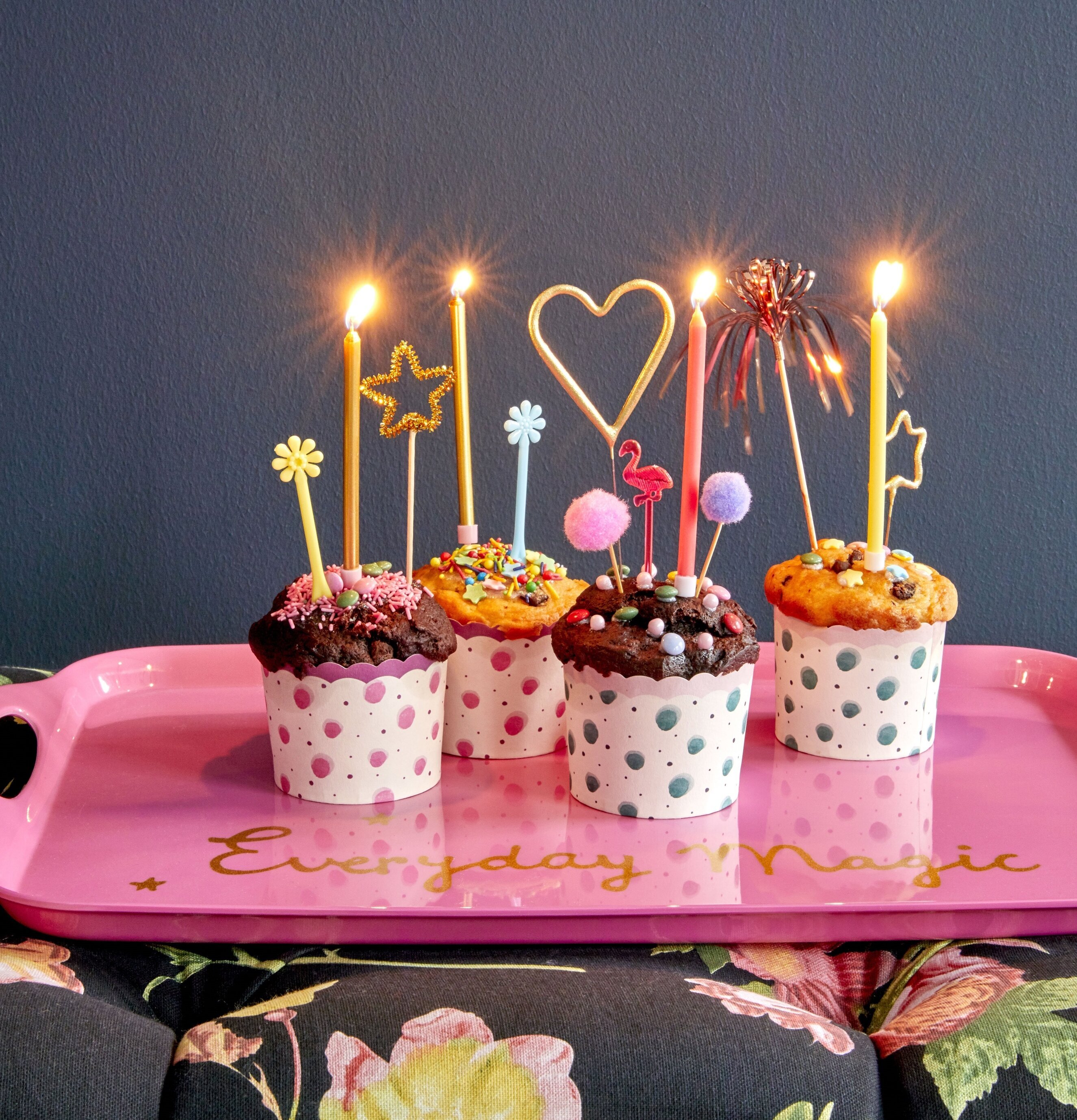 Tårtljus Pink från Rice arrangerade på en festlig bricka