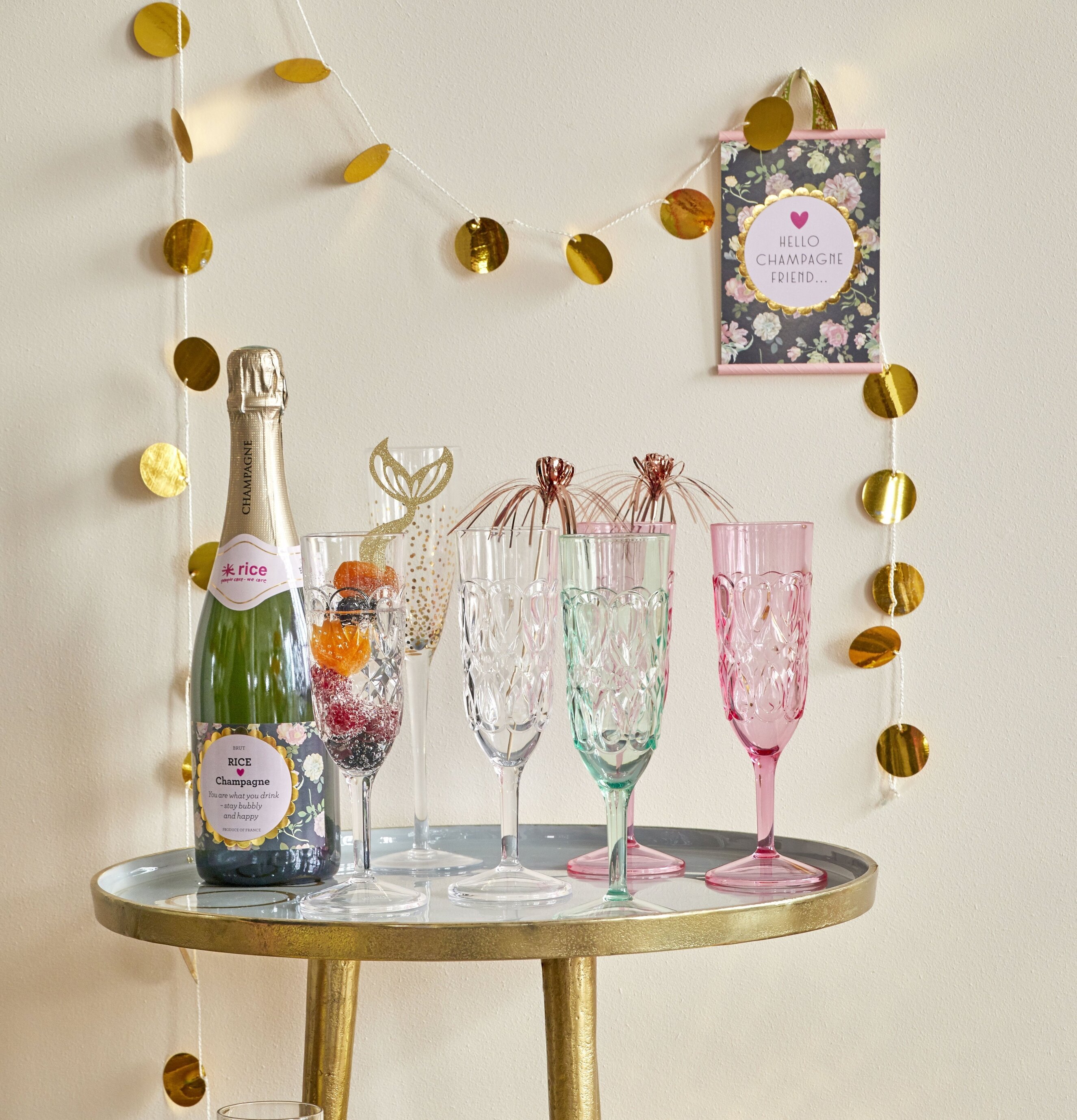 Champagne Glas Swirly Clear från Rice på guldfärgat bord