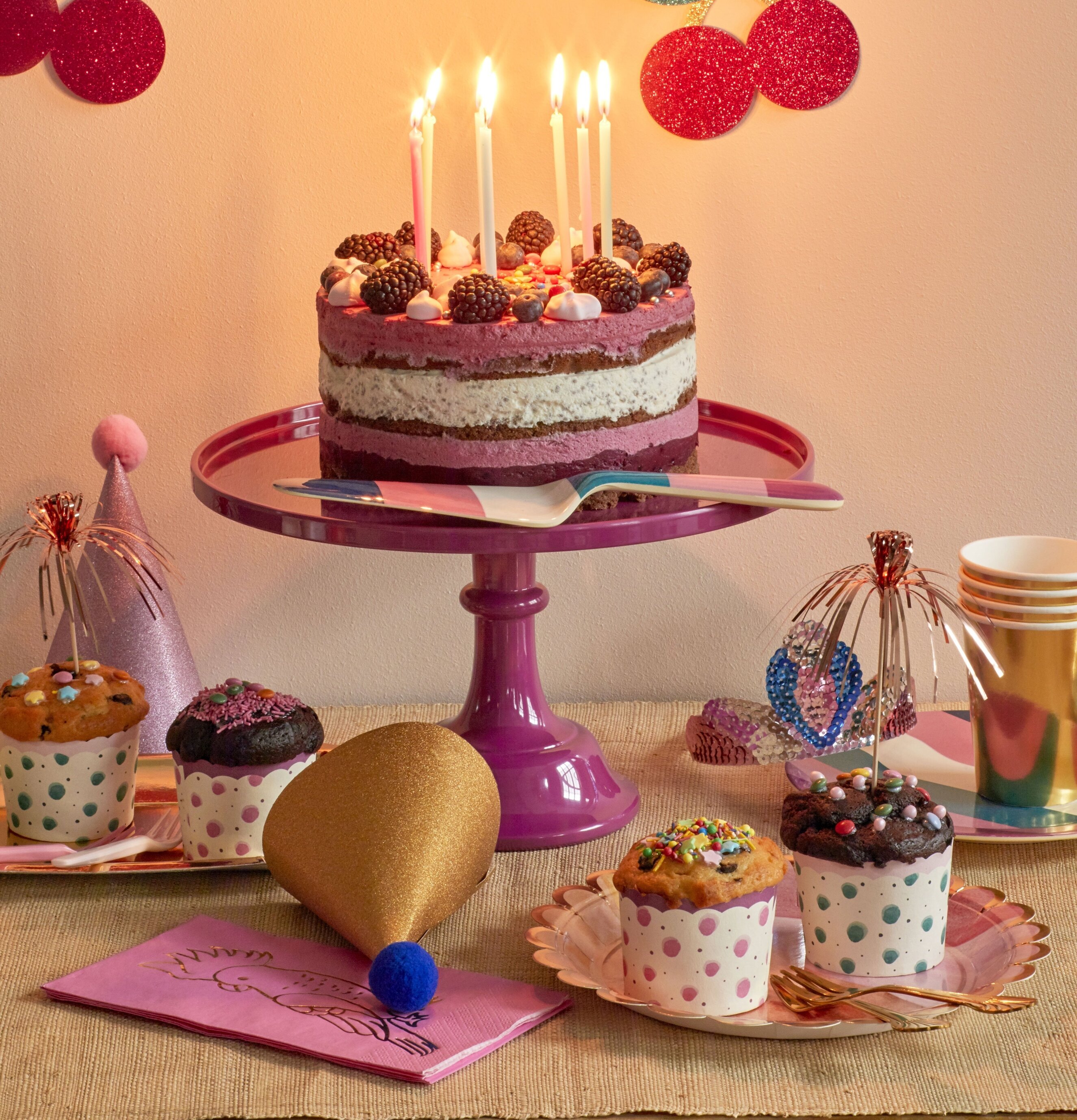 Födelsedagstårta med Tårtljus Pink från Rice och dekorationer