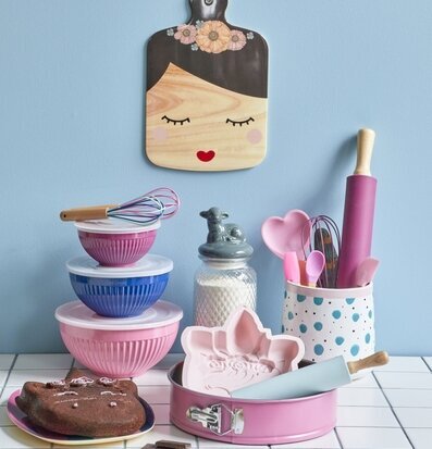 Bild av kreativt arrangerade köksredskap och bakverk