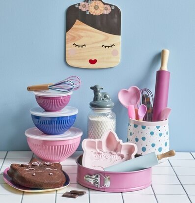 Bild av färgglada köksredskap och bakverktyg