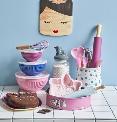 Foto av ett harmoniskt och färgstarkt kökslandskap