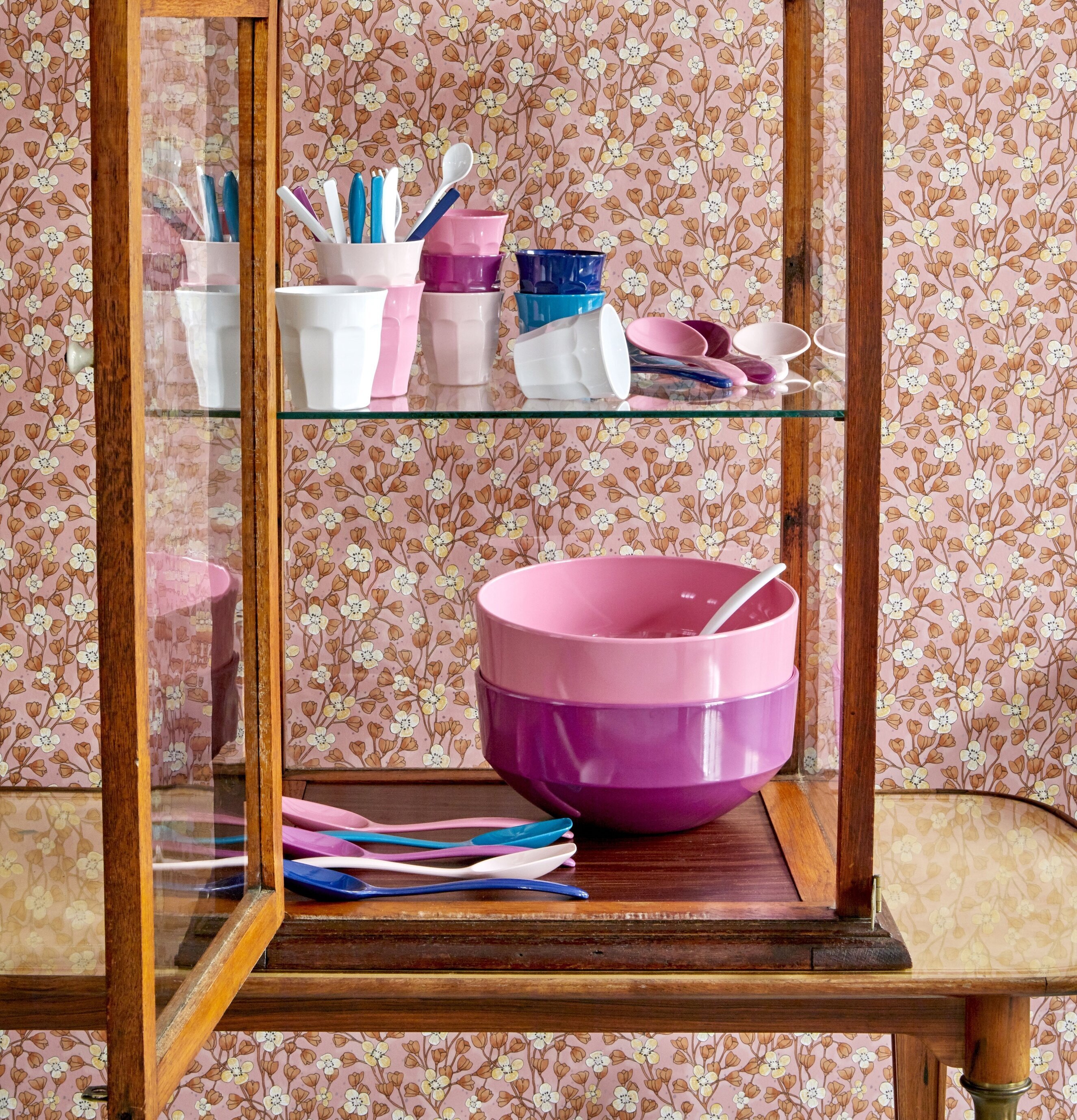 Matlagningssked Simply Yes från Rice i färgstarkt vitrinskåp