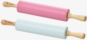 Foto av färgglada silikonbrödkavlar med trähantag