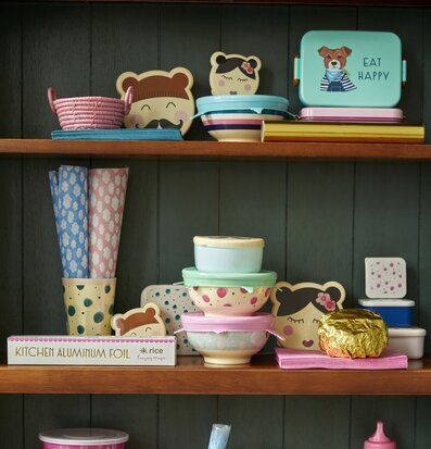 Bild av färgstark kökshylla med lekfull design