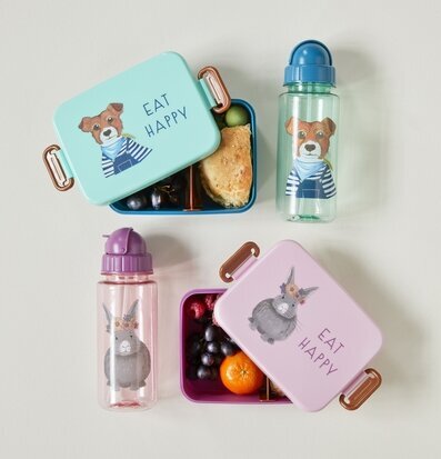 Bild av färgglada lunchboxar och flaskor för vardagen