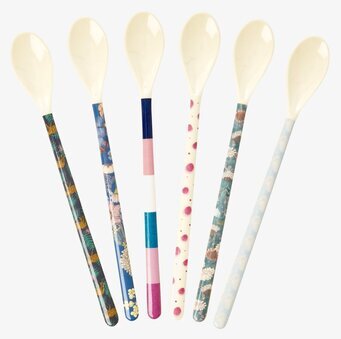 Foto av sex färgglada skedar med unika mönster