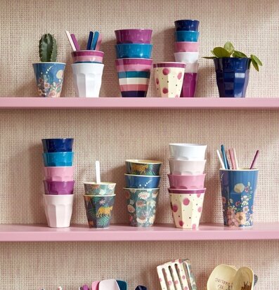 Bild av färgglada melaminmuggar och köksdetaljer