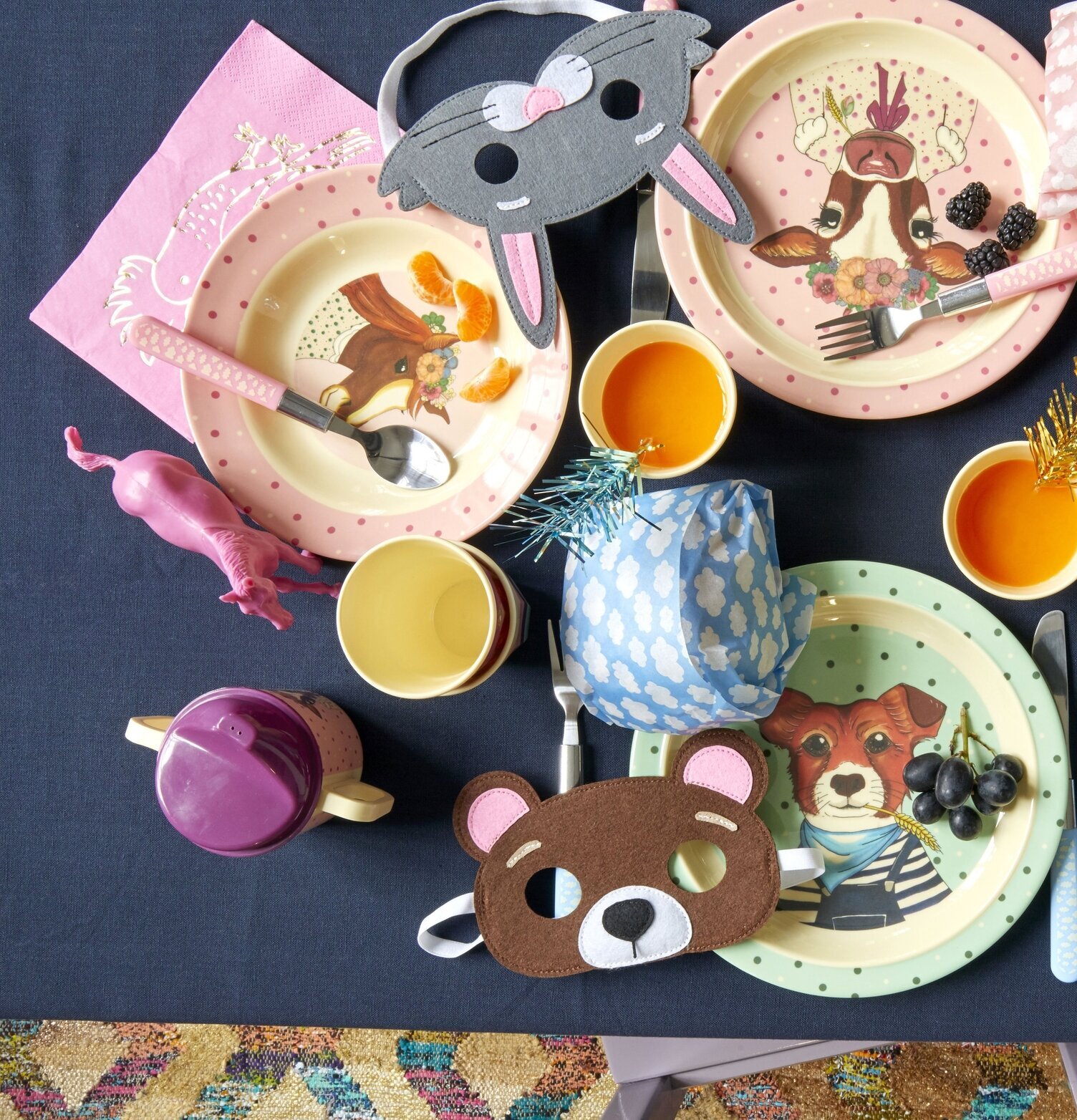 Babykopp Farm Animals Print Pink från Rice i festlig dukning