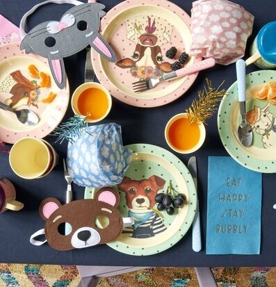 Bild av färgglad och lekfull bordsdukning med djurmotiv