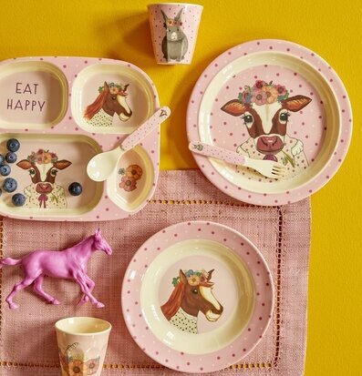 Bild av färgglatt dukningsset med lantliga djurmotiv