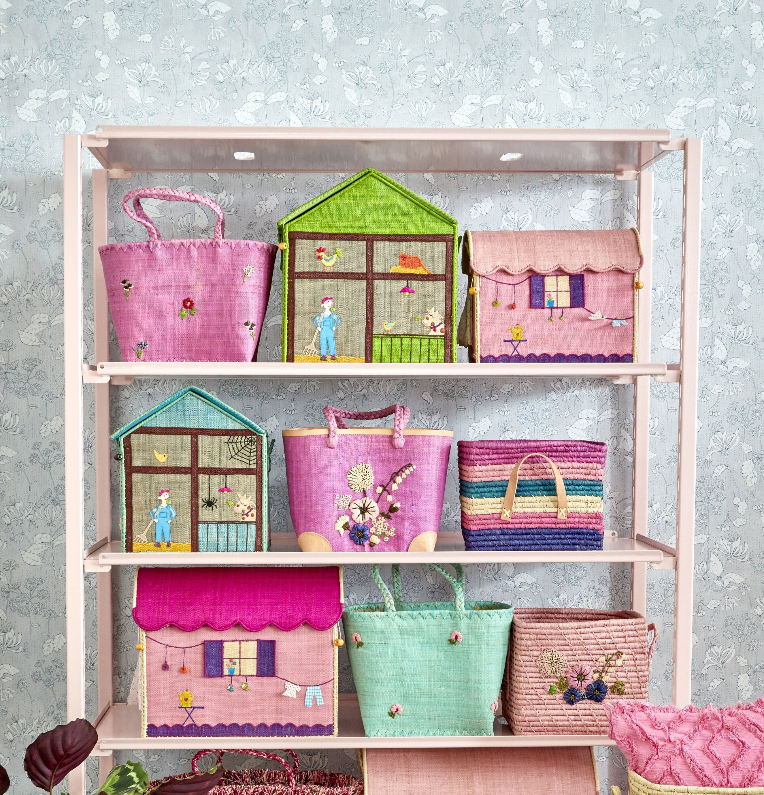 Förvaringshus Farm Theme från Rice på en ljusrosa hylla