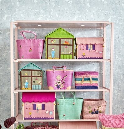 Bild av charmiga och färgglada förvaringslösningar