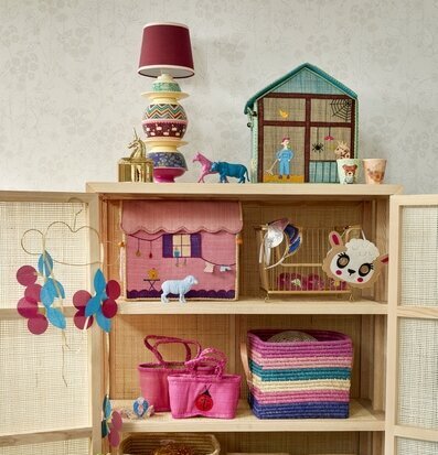 Bild av färgglada förvaringslösningar för barnrum