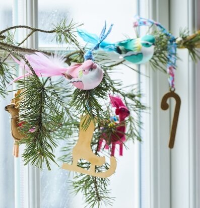 Bild av festlig gren med fåglar och vinterdekorationer