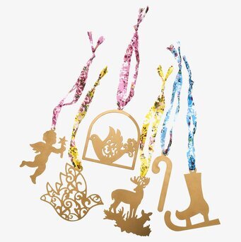 Bild av dekorativa hängande prydnader i bronsfärg