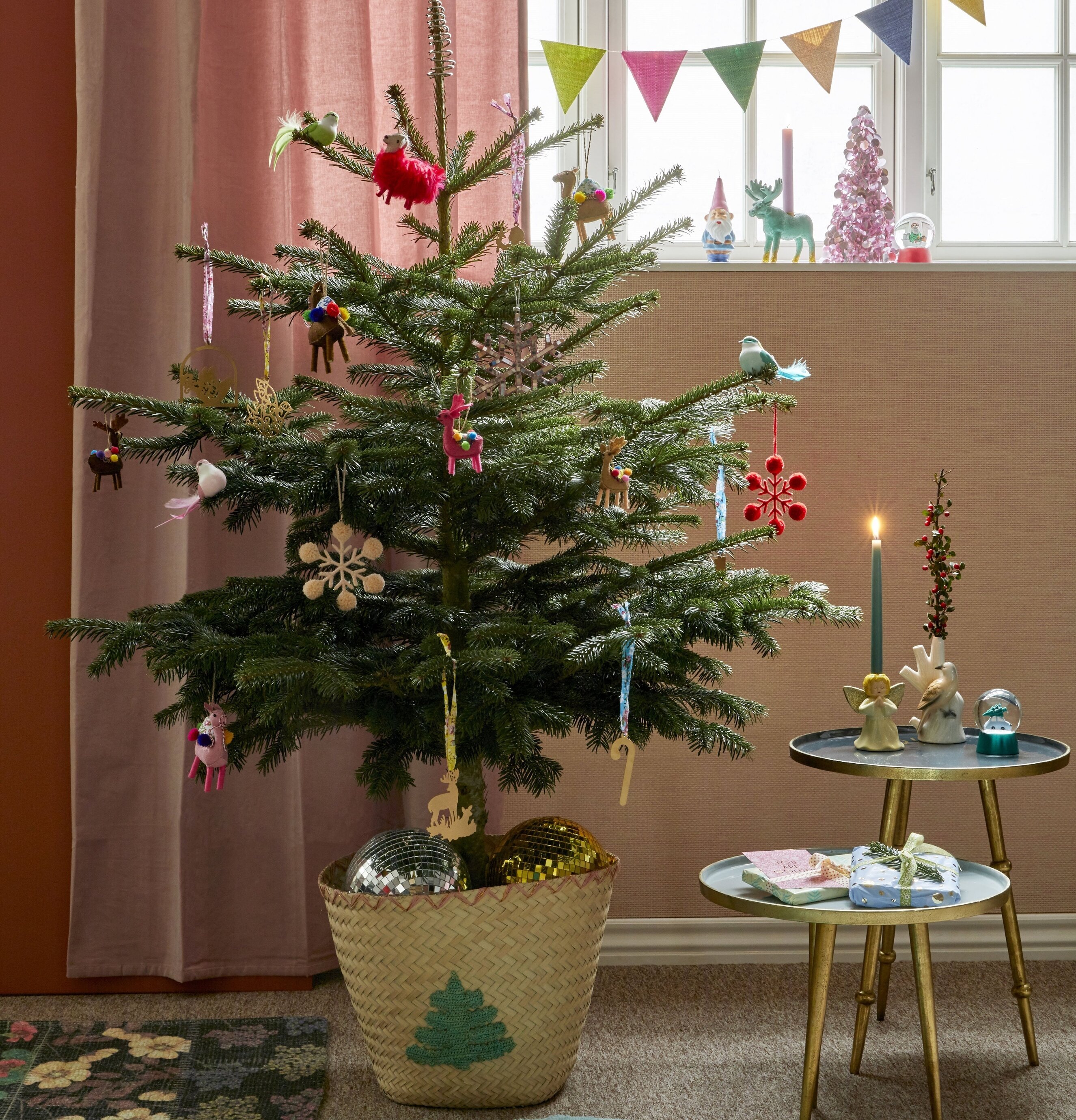 Prydnadsdekoration Bronze från Rice på julgran i vardagsrum