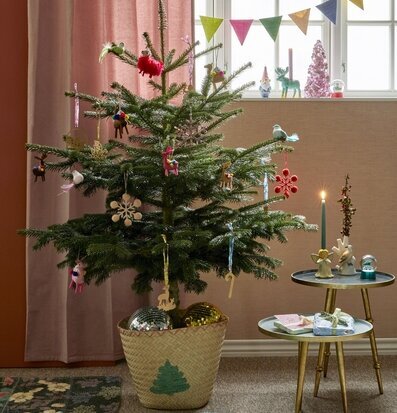 Foto av juldekorerat rum med varm och festlig känsla