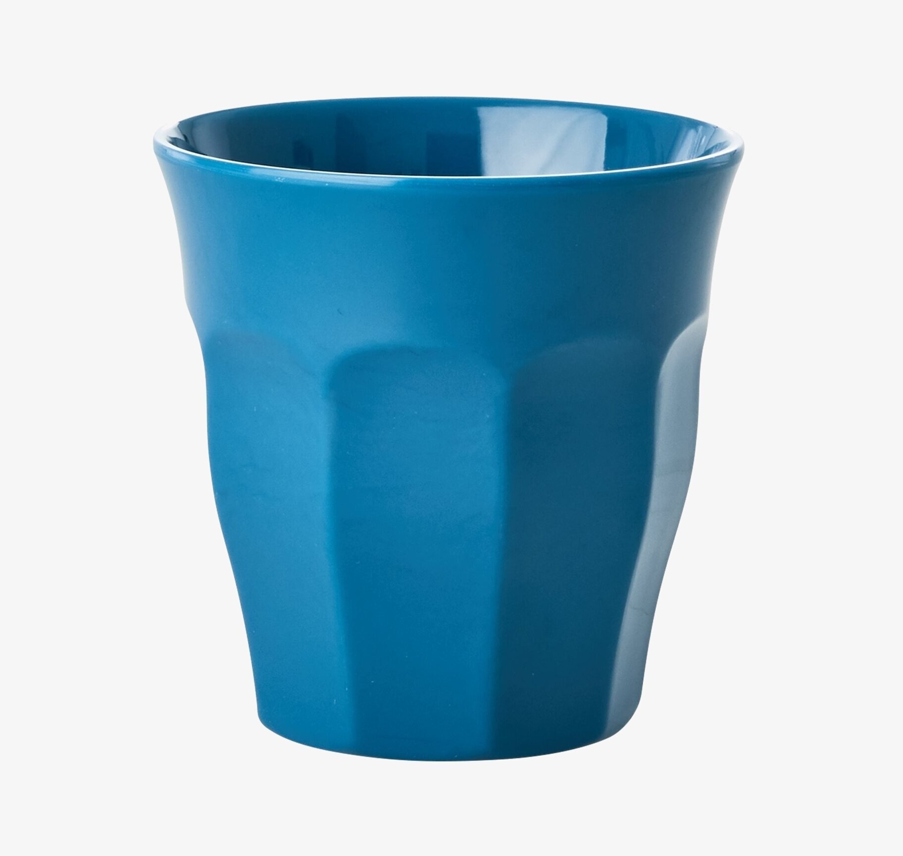Bild av stilren och funktionell mugg i petrolblå färg