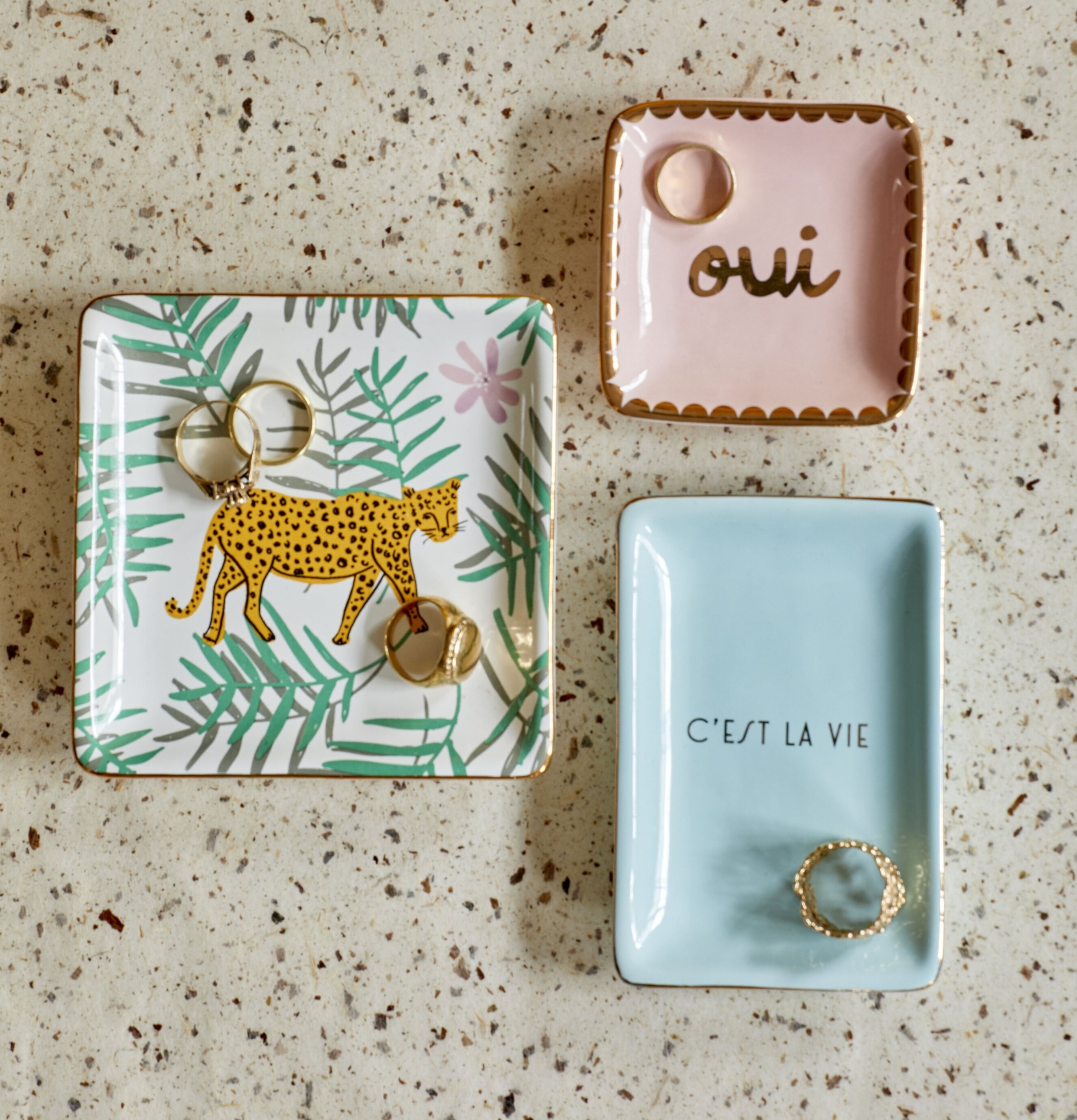 Bild av tre stilfulla smyckesfat med unik design