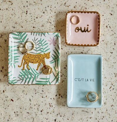 Bild av tre stilfulla smyckesfat med unik design