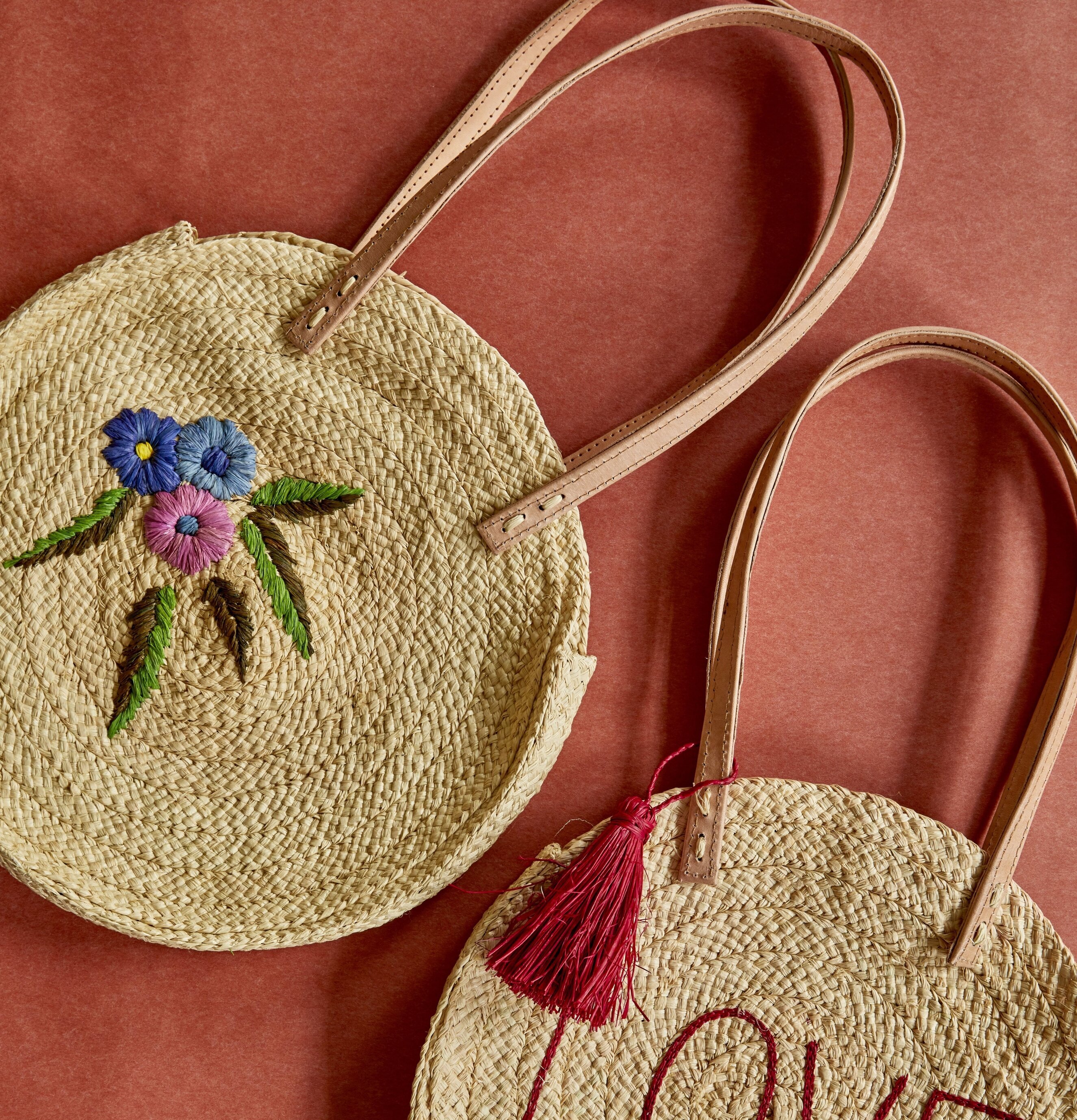 Väska Raffia Flower Embroidery från Rice med blombroderi