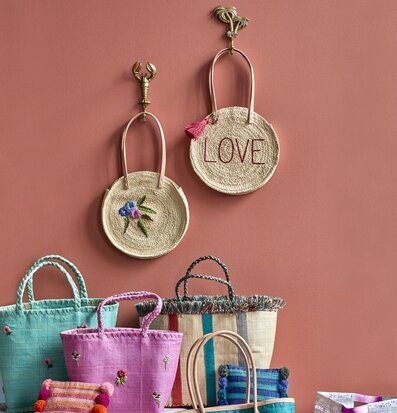 Bild av färgglada väskor och accessoarer i hemmet