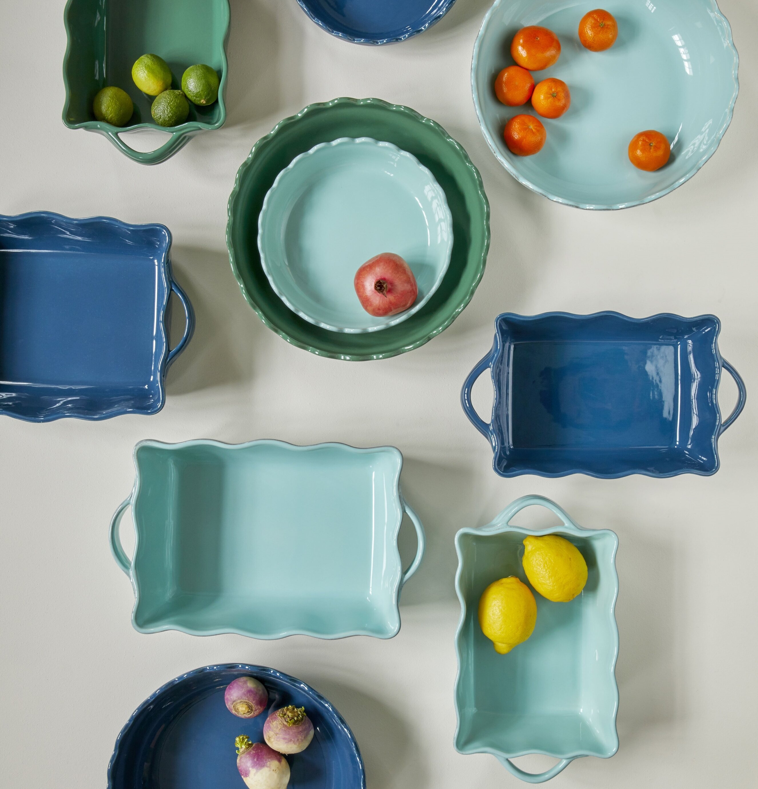 Bild av ugnsformar i harmoniska blå och gröna nyanser