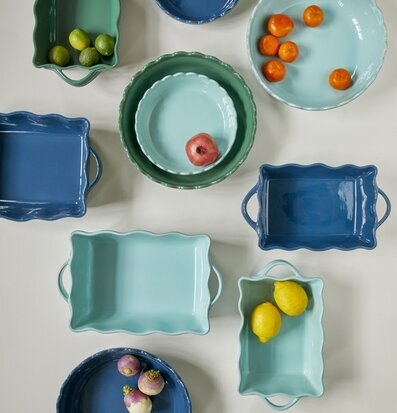 Bild av ugnsformar i harmoniska blå och gröna nyanser