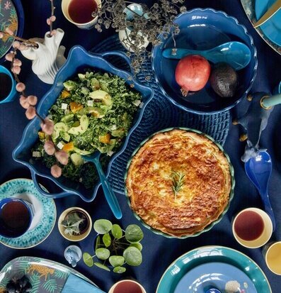 Bild av stilfull borddukning med keramiska föremål