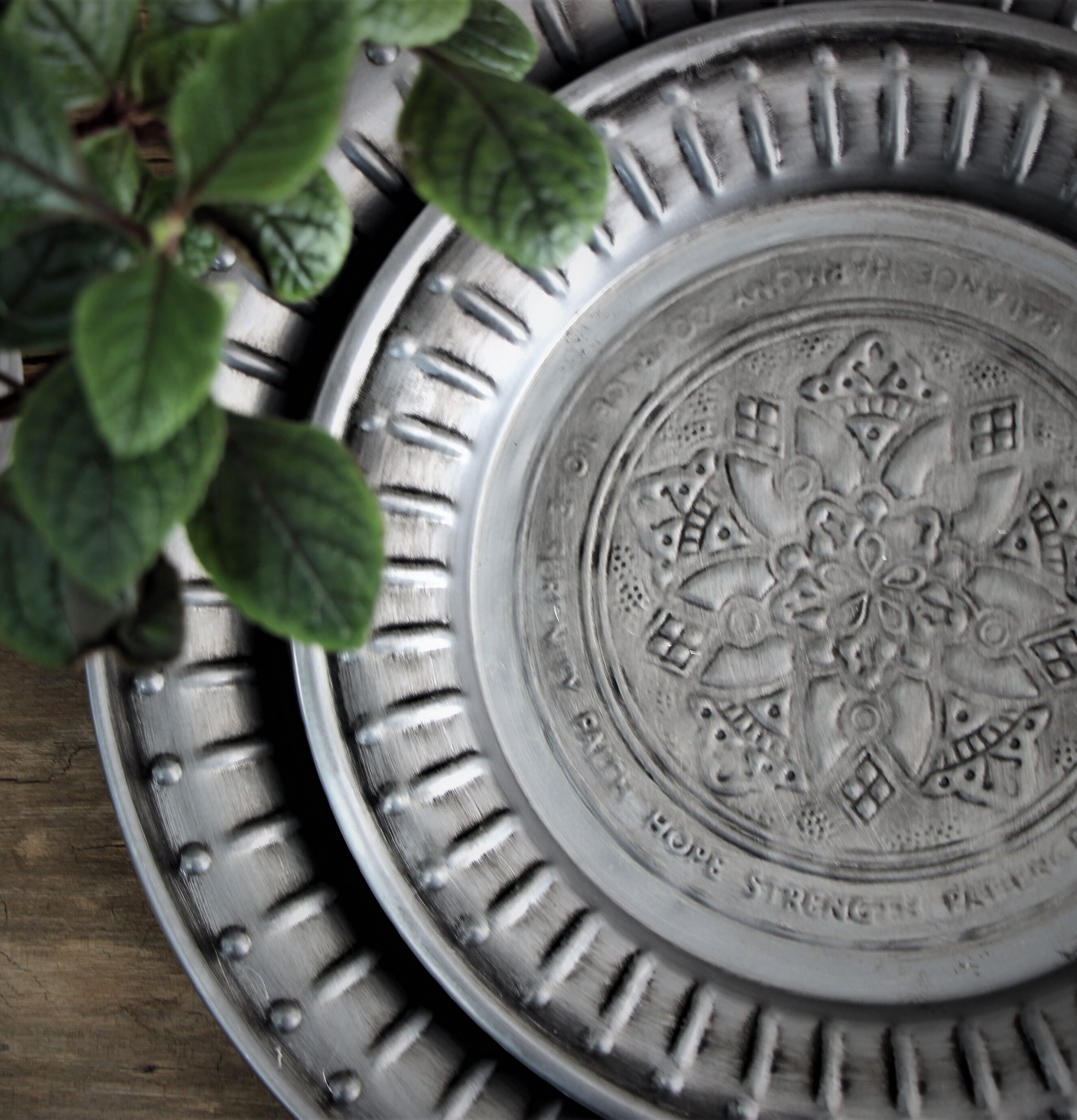 Metallbricka Emblem från Majas Cottage på rustik träyta