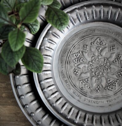 Bild av detaljerad metallbricka med mandalamönster