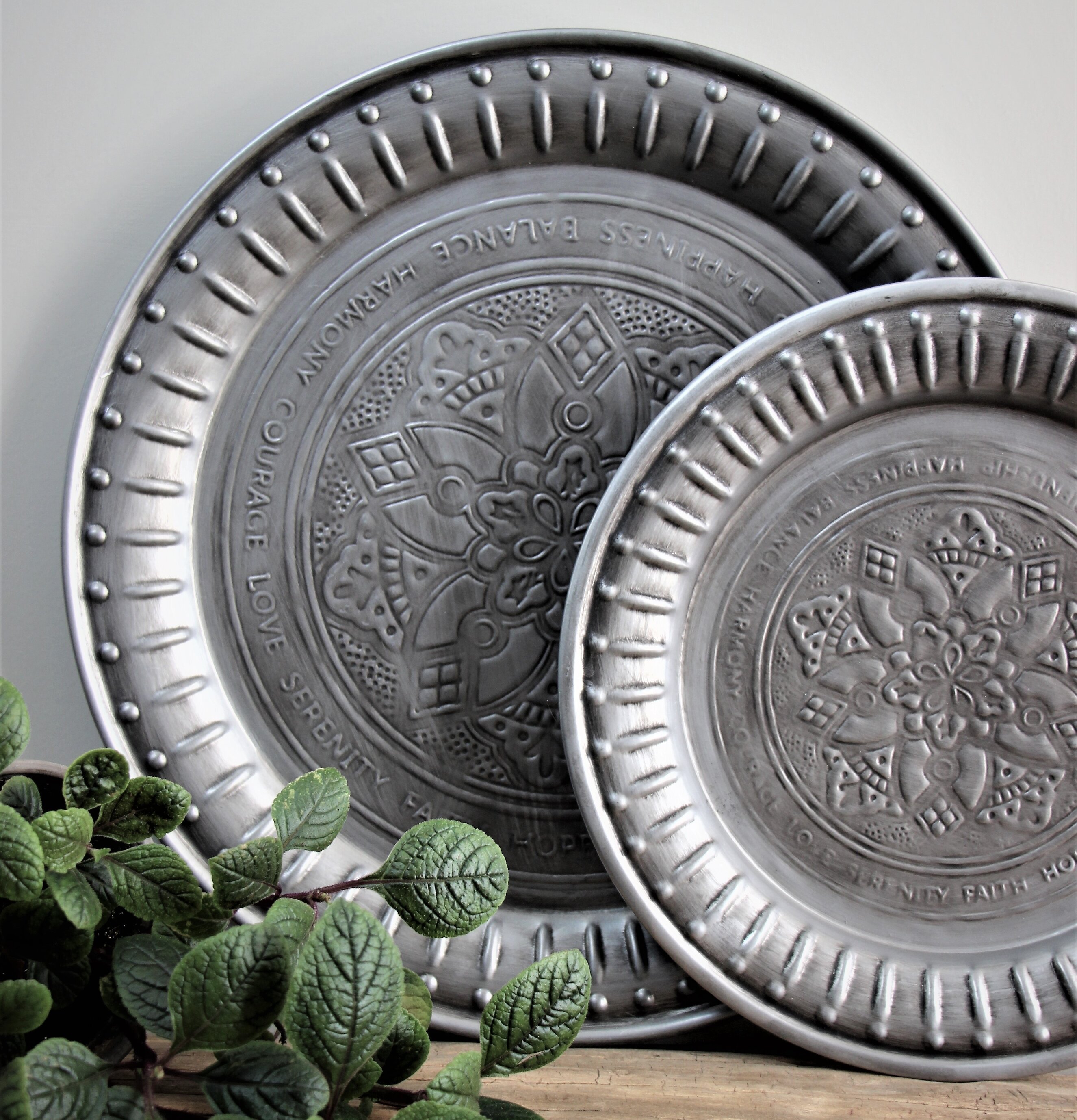 Bild av metallbrickor med intrikata mönster och text