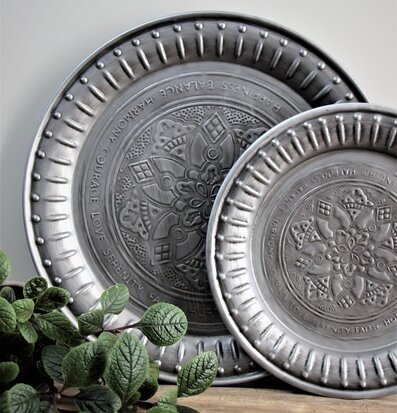 Bild av metallbrickor med intrikata mönster och text