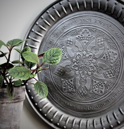 Bild av dekorativ metallbricka med intrikat mönster