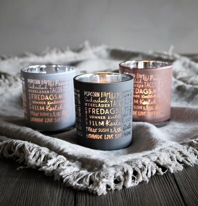 Foto av tre ljuslyktor i mysig och hemtrevlig miljö