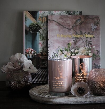 Foto av stilfullt arrangemang med ljus och blommor